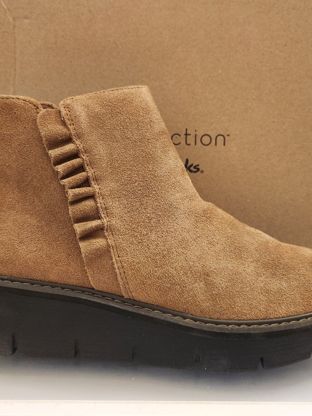 Clarks Airabell Vibe Khaki Suede Booties. NIB. Size 9.5M(Regular)